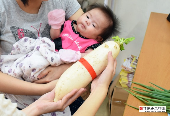 馬寶寶(新北永和區嬰兒寶寶滿月剃頭理髮、免費嬰兒剃胎毛儀式吉祥話)。中國風會場，爸媽寶貝免費穿「日中韓」古裝禮服。專業拍照、DVD光碟、證書。★購買「臍帶章、肚臍章、胎毛筆刷印章」贈送：剃頭、收涎、抓周，三選一。 2015.09.19 照片17